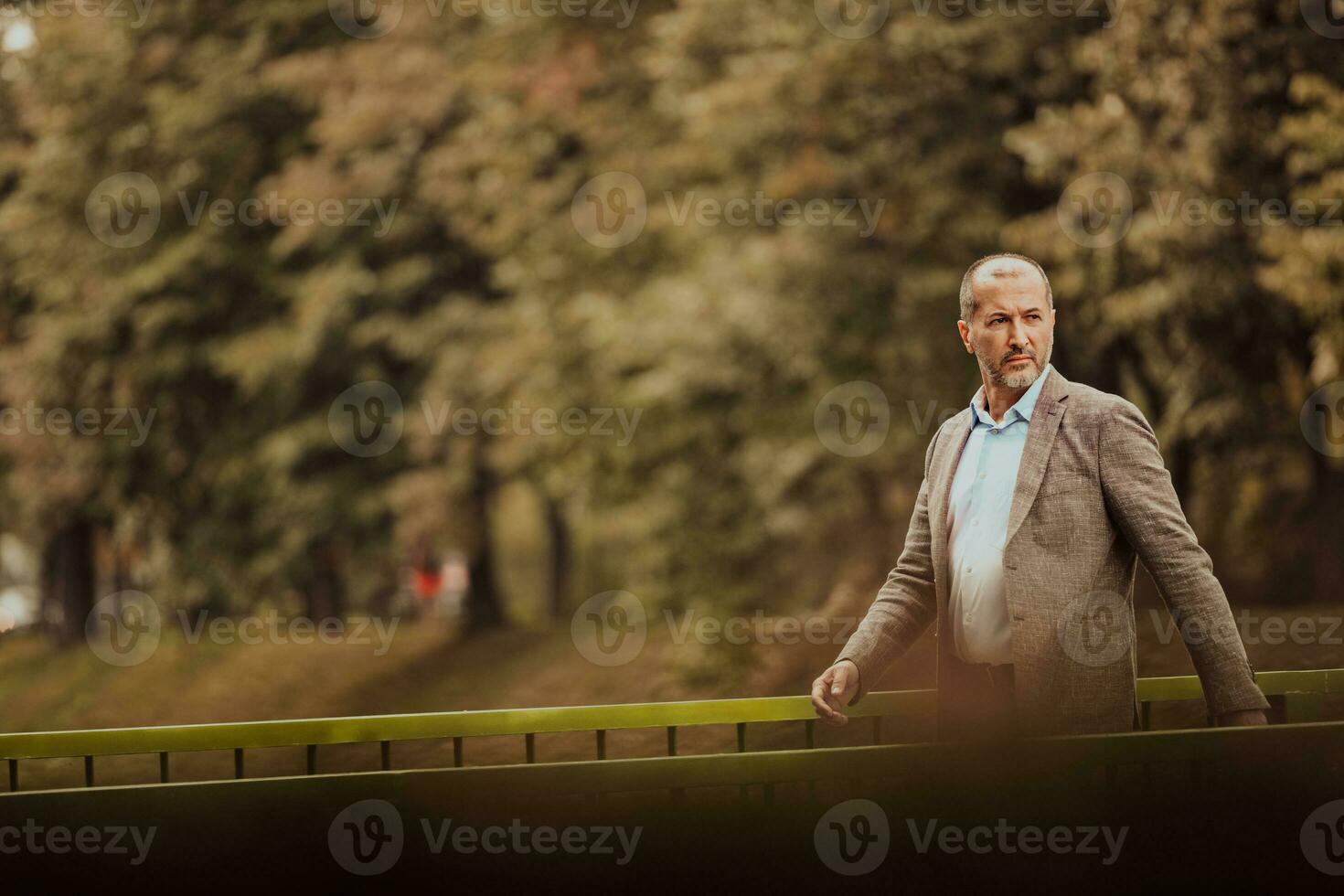 konzentriert Geschäftsmann im ein passen Gehen im das Park foto