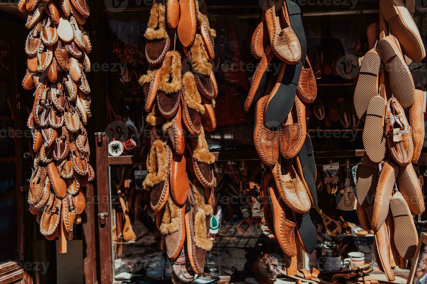 mazedonisch Folklore, braun Sandalen. alt Schuhe. Teil von das Tradition. schwarz Hose, schließen oben foto