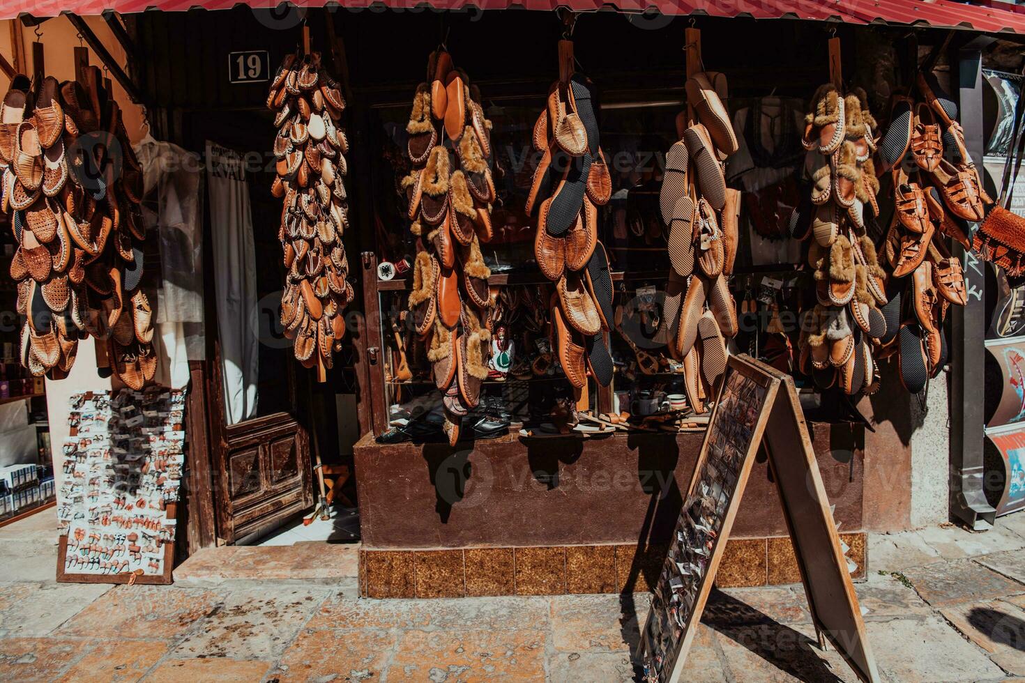 mazedonisch Folklore, braun Sandalen. alt Schuhe. Teil von das Tradition. schwarz Hose, schließen oben foto