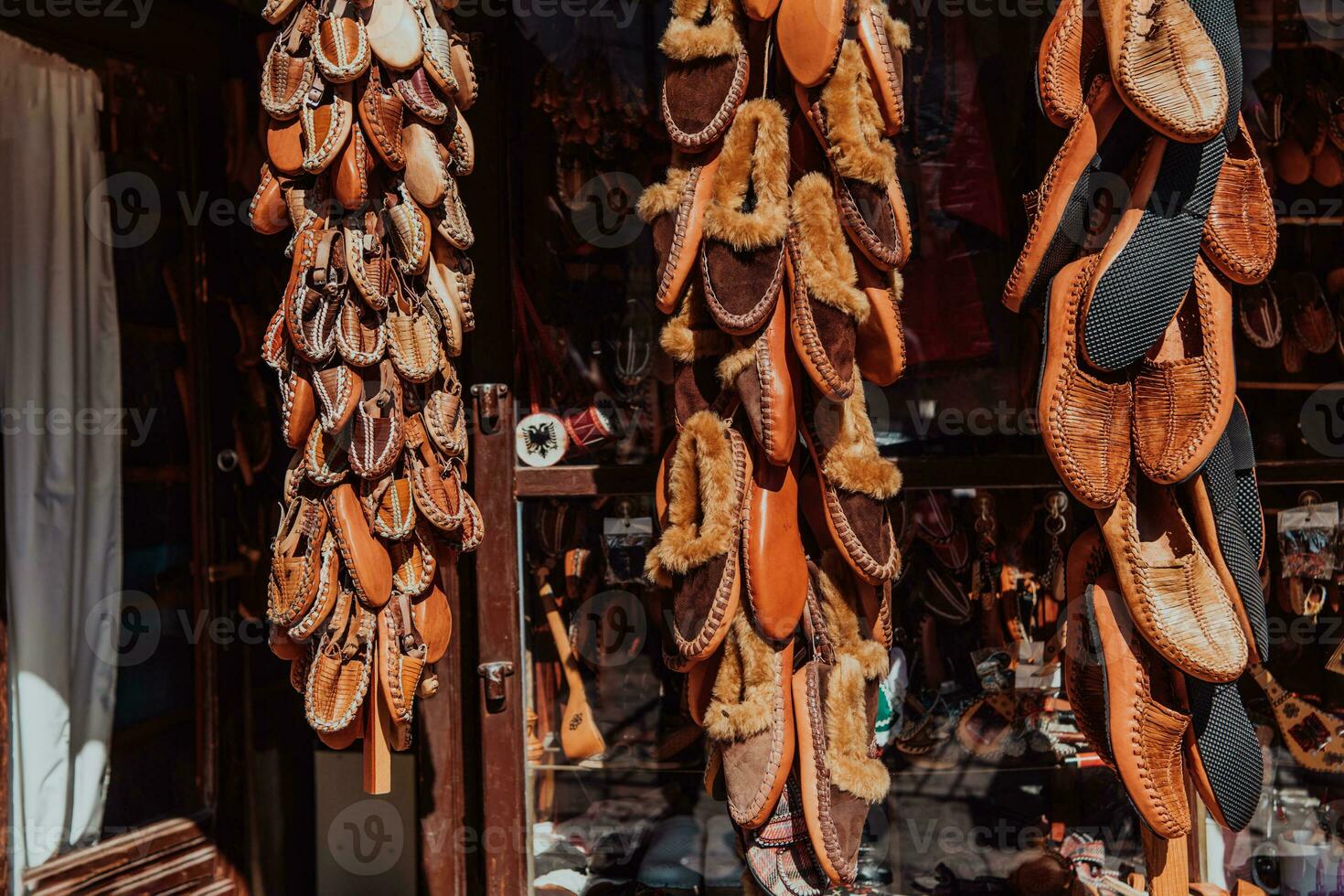 mazedonisch Folklore, braun Sandalen. alt Schuhe. Teil von das Tradition. schwarz Hose, schließen oben foto