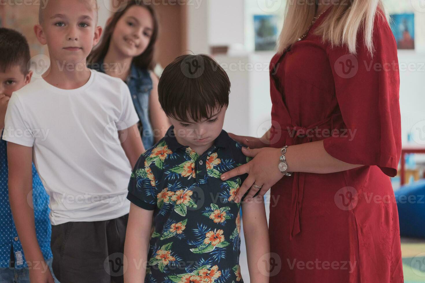 Vorschule Kinder warten im Linie zum Neu und interessant Spiele. selektiv Fokus foto