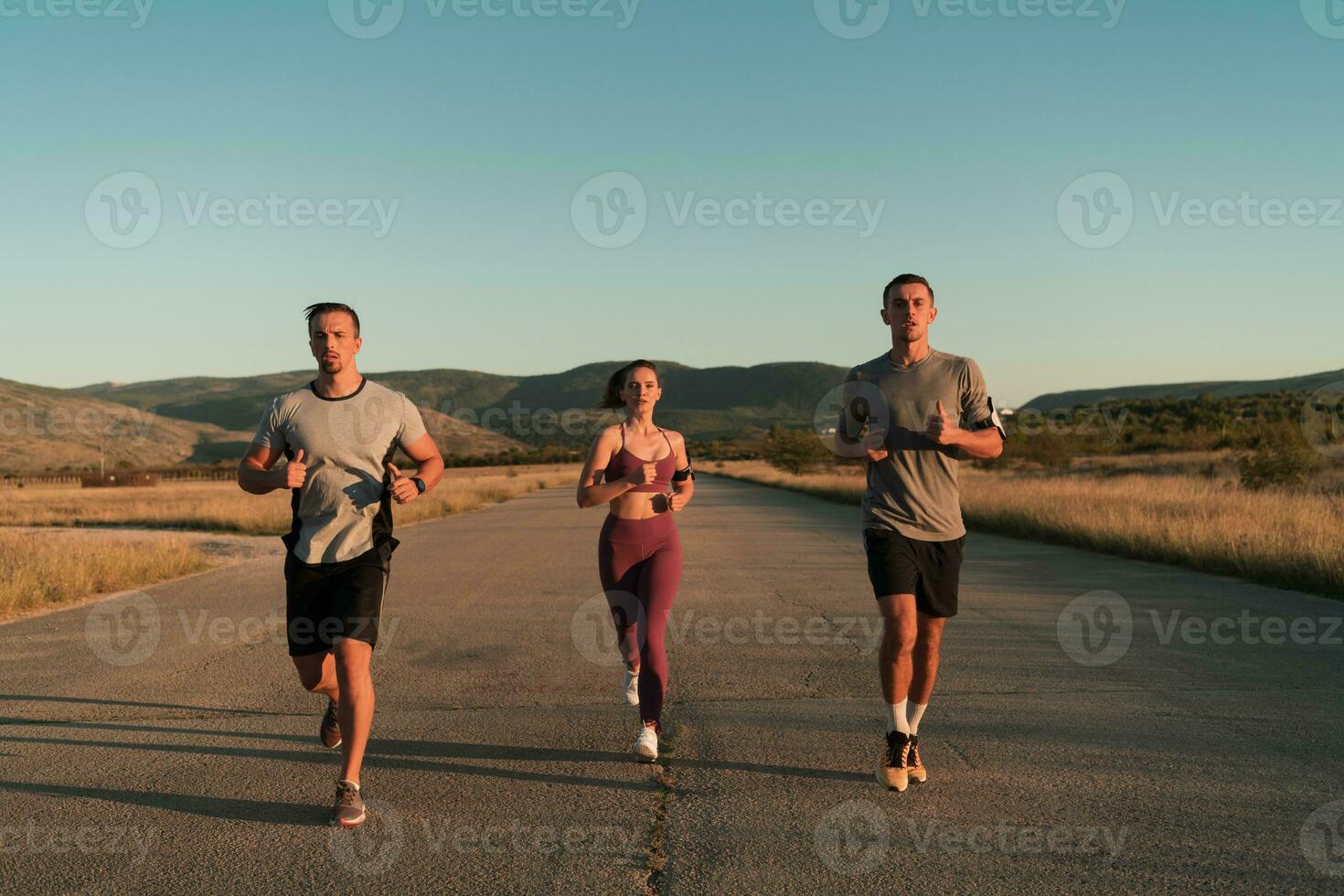 drei Läufer Sprinten draußen - - sportlich Menschen Ausbildung im ein städtisch Bereich, gesund Lebensstil und Sport Konzepte foto