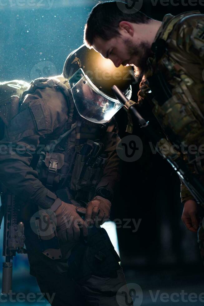 modern Krieg Soldaten im dunkel mit Kampf Munition und Waffen im das Hände von ausgestattet Laser- Sehenswürdigkeiten sind im Schlacht Befehl. gemischt Medien. foto