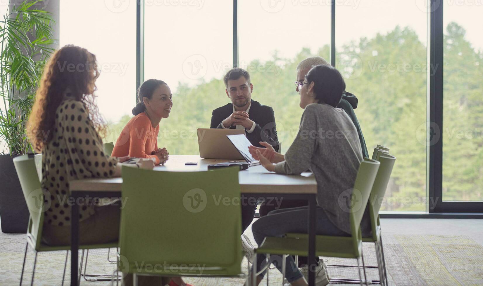 ein vielfältig Gruppe von Geschäft Profis versammelt beim ein modern Büro zum ein produktiv und inklusive Treffen foto