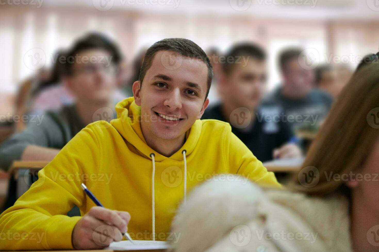 Student, der sich während des Studiums in der High School Notizen macht foto
