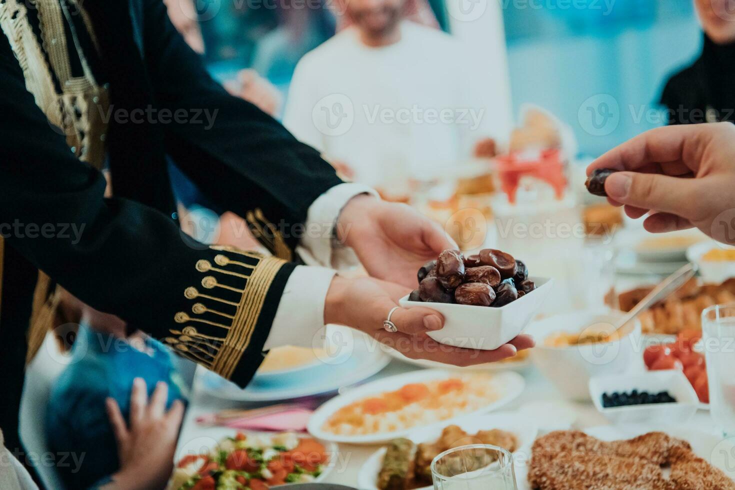 Muslim Familie haben iftar Abendessen Trinken Wasser zu brechen Fest. Essen traditionell Essen während Ramadan schlemmen Monat beim heim. das islamisch halal Essen und Trinken im modern Zuhause foto