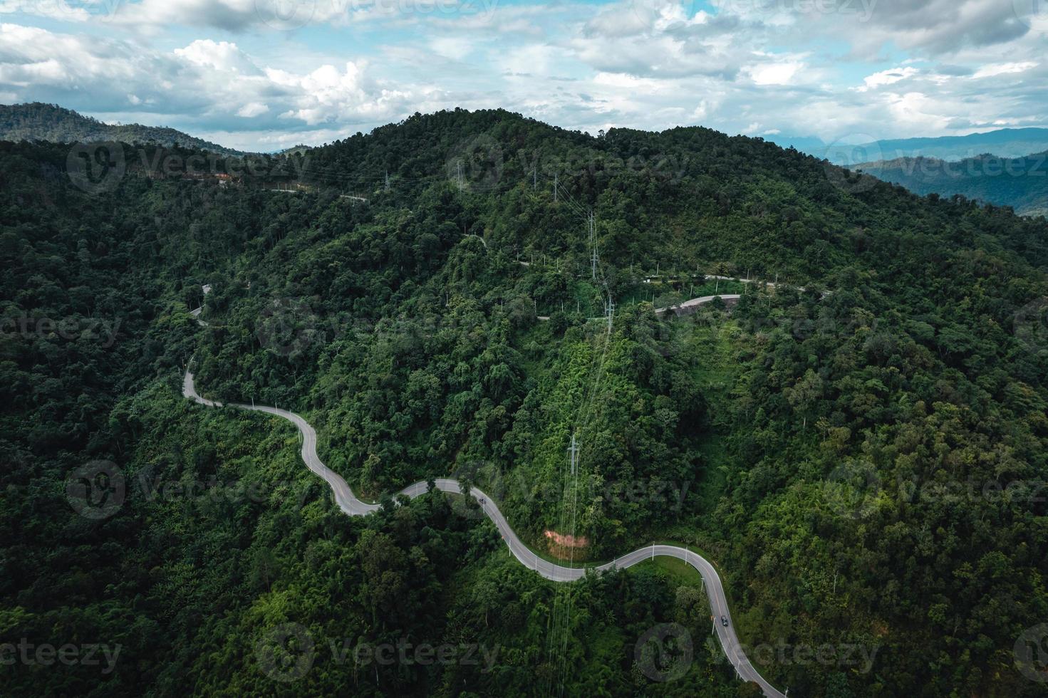 Bergstraße und grüne Bäume von oben foto