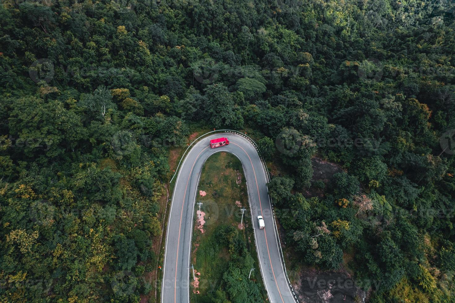 Bergstraße und grüne Bäume von oben foto