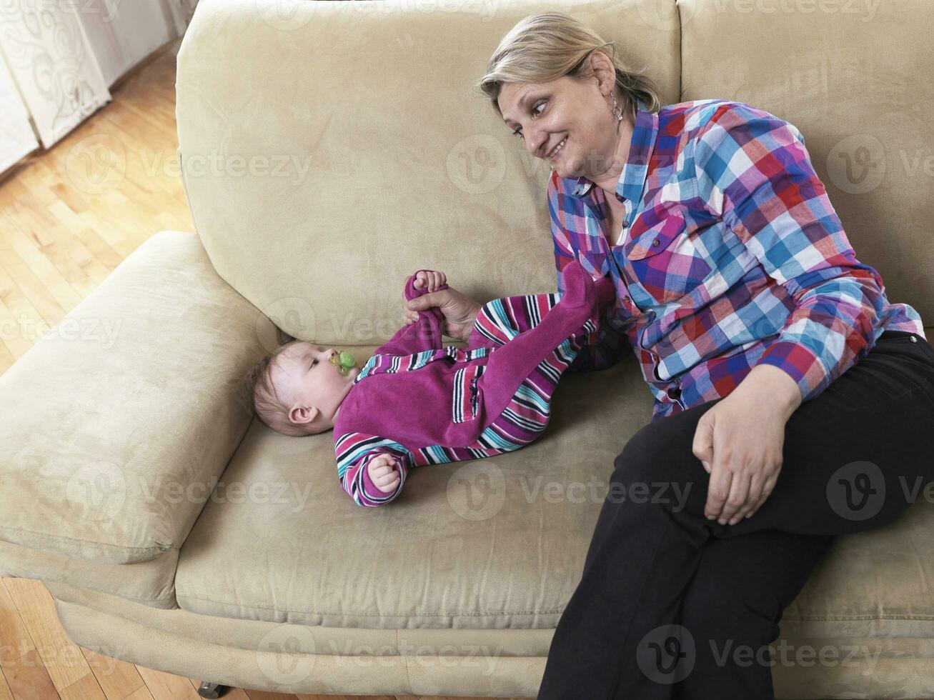 Oma ist spielen mit Neugeborene Baby foto