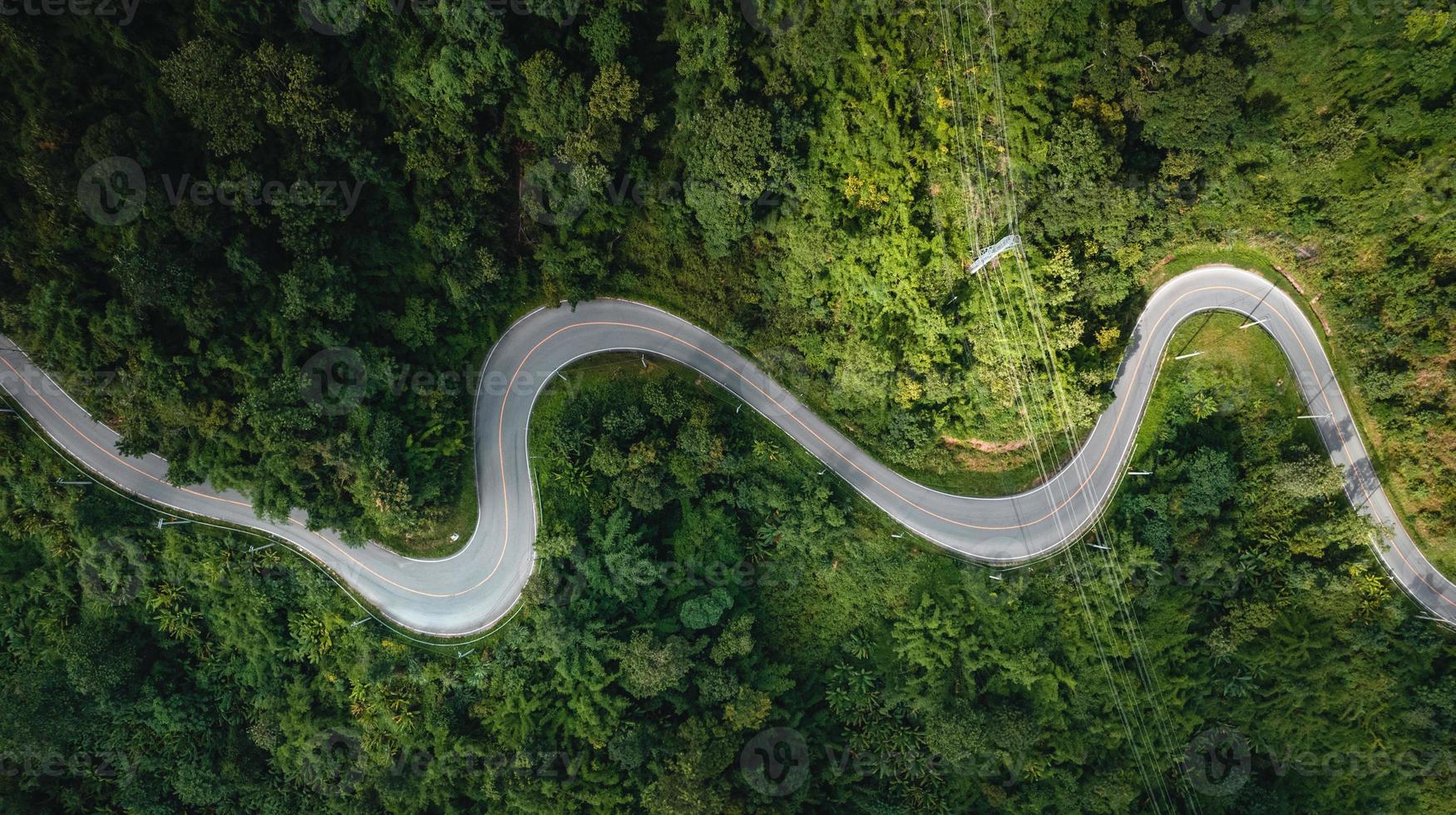 Bergstraße und grüne Bäume von oben foto