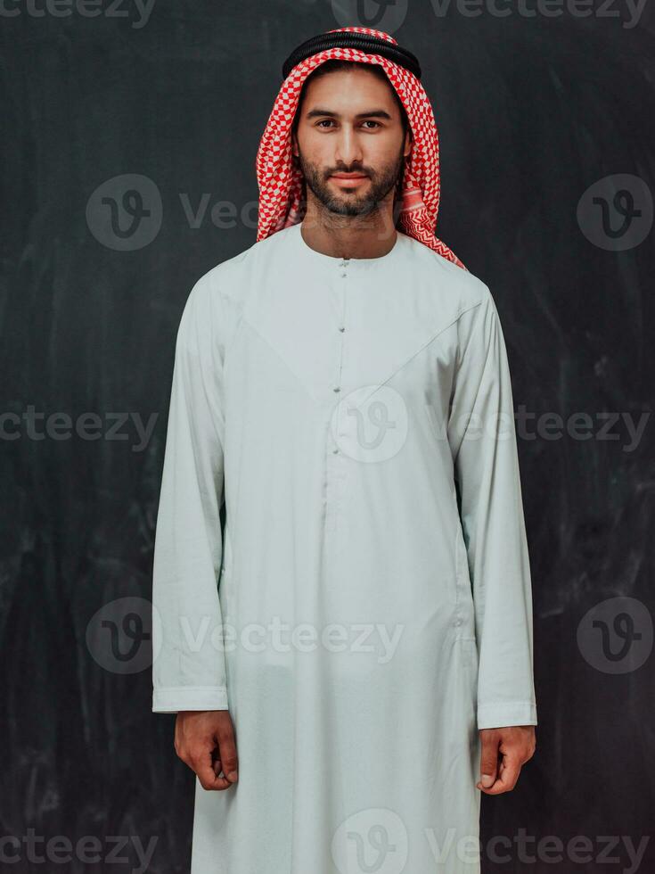 Porträt eines jungen muslimischen Mannes in traditioneller Kleidung foto