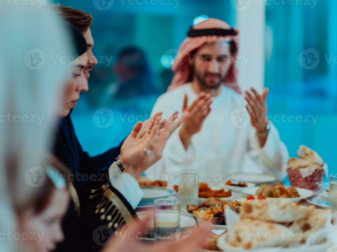 ein Muslim Familie beten zusammen, das Muslim Gebet nach brechen das schnell im das islamisch heilig Monat von Ramadan foto