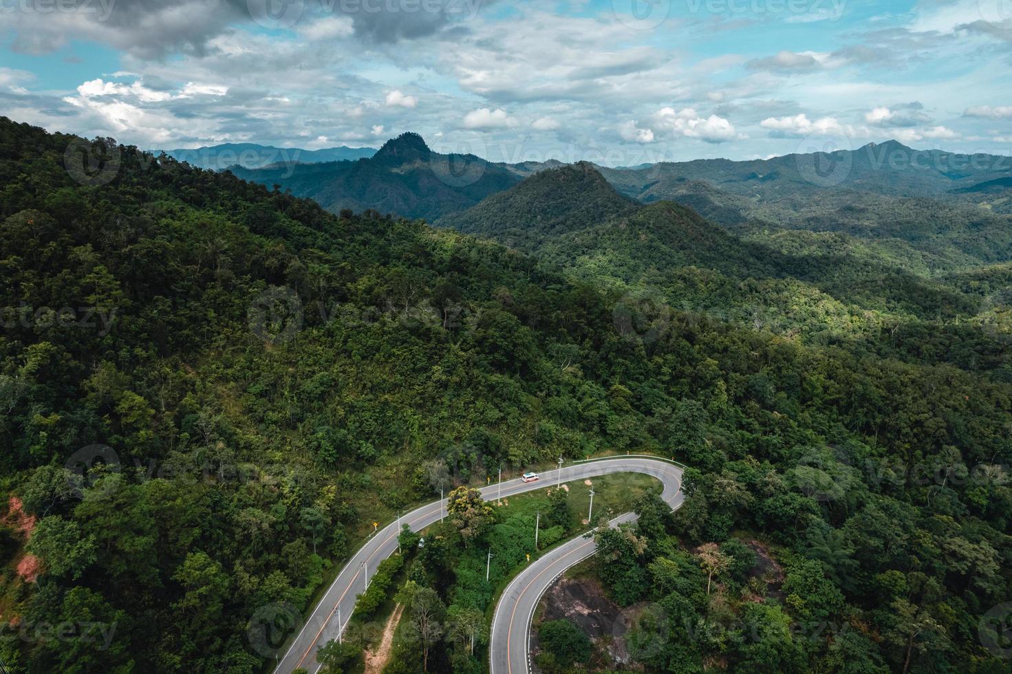 Bergstraße und grüne Bäume von oben foto