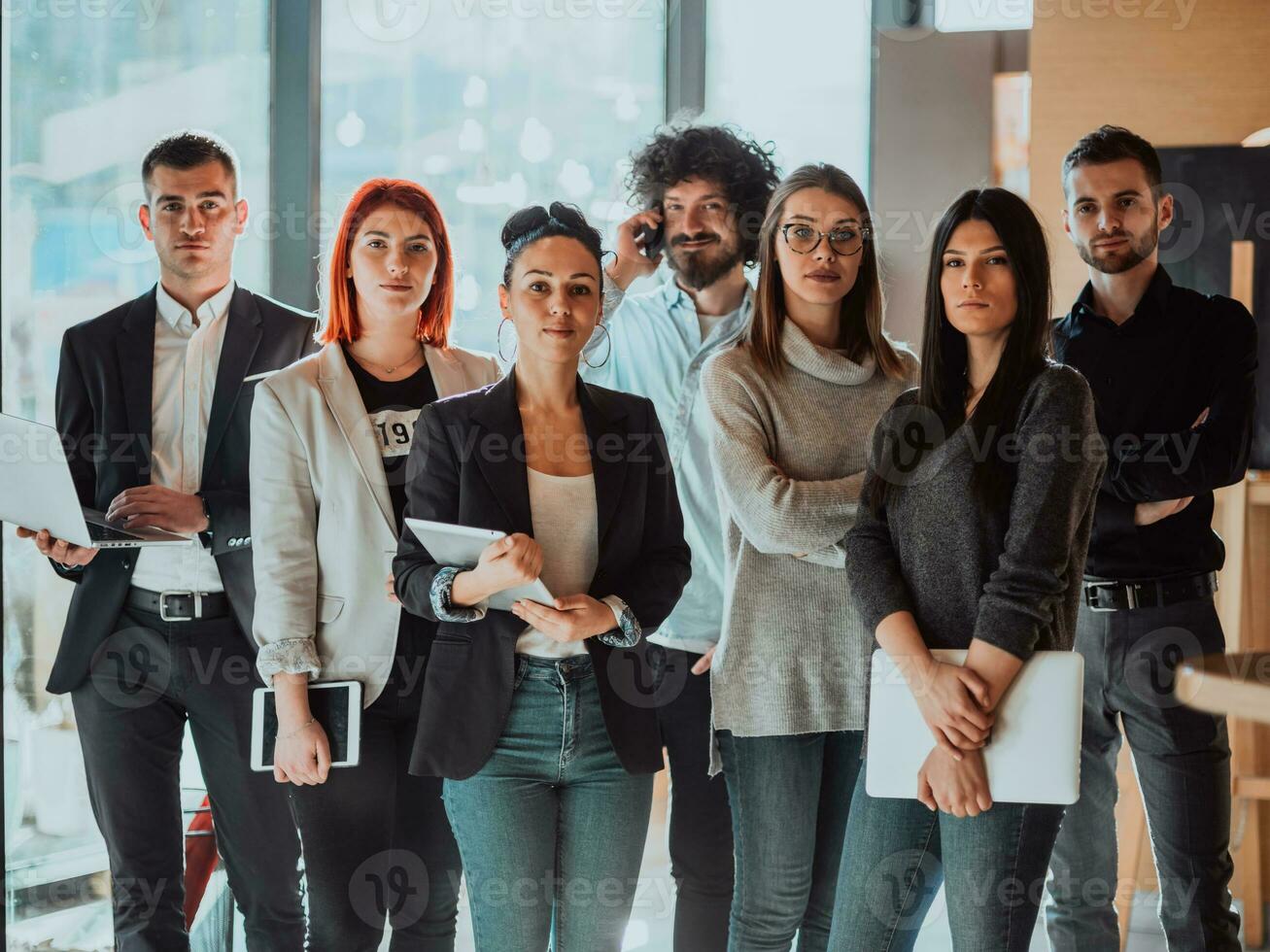 Gruppe erfolgreicher Geschäftsleute, die im Büro zusammenstehen. foto