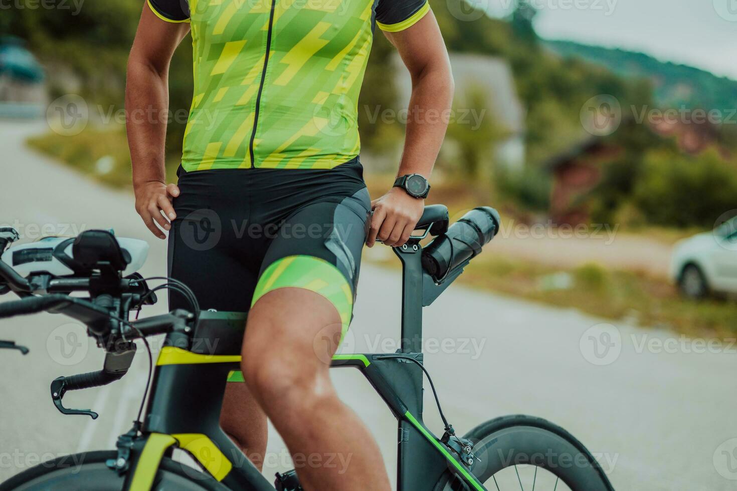 schließen oben Foto von ein aktiv Triathlet im Sportbekleidung und mit ein schützend Helm Reiten ein Fahrrad. selektiv Fokus