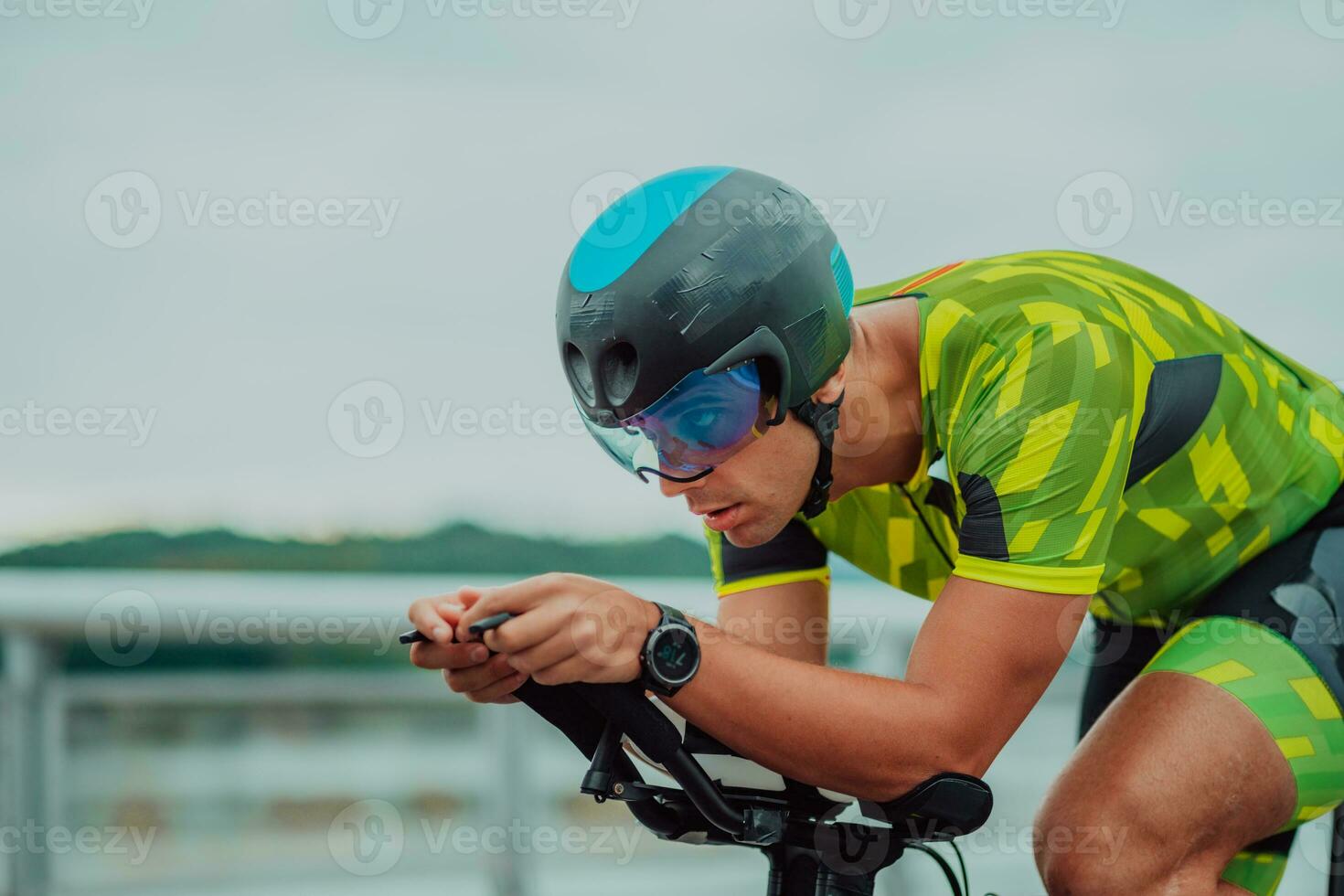 schließen oben Foto von ein aktiv Triathlet im Sportbekleidung und mit ein schützend Helm Reiten ein Fahrrad. selektiv Fokus