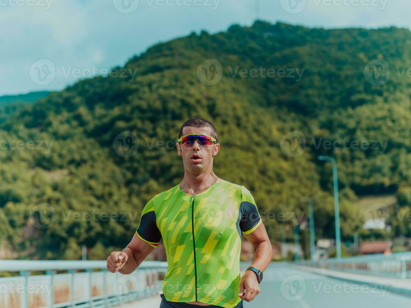 ein Athlet Laufen ein Marathon- und vorbereiten zum seine Wettbewerb. Foto von ein Marathon- Läufer Laufen im ein städtisch Umgebung