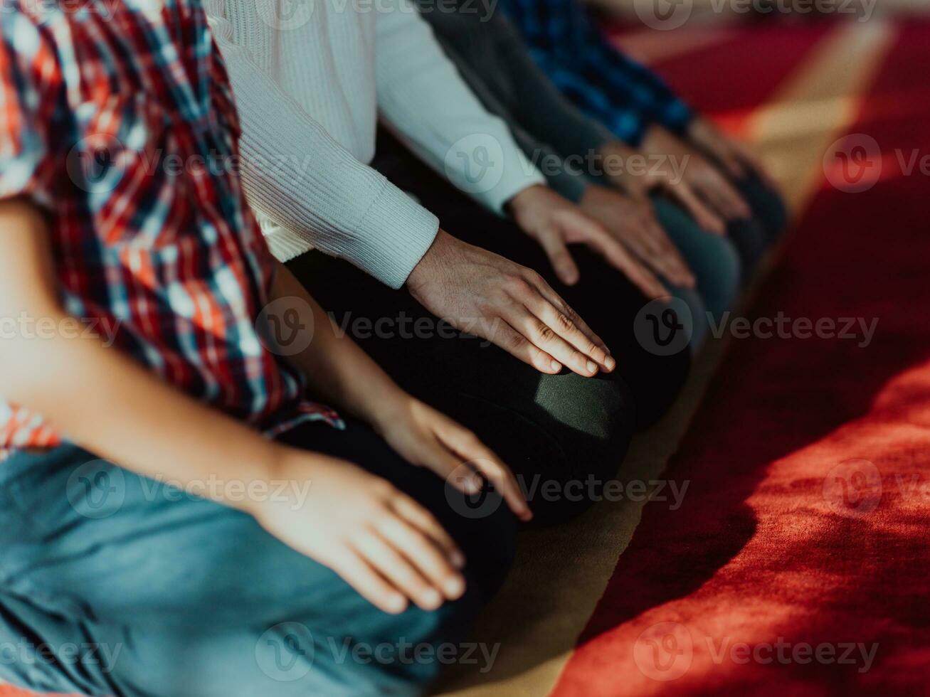 ein Gruppe von Muslime im ein modern Moschee beten das Muslim Gebet Namaz, während das heilig Monat von Ramadan foto