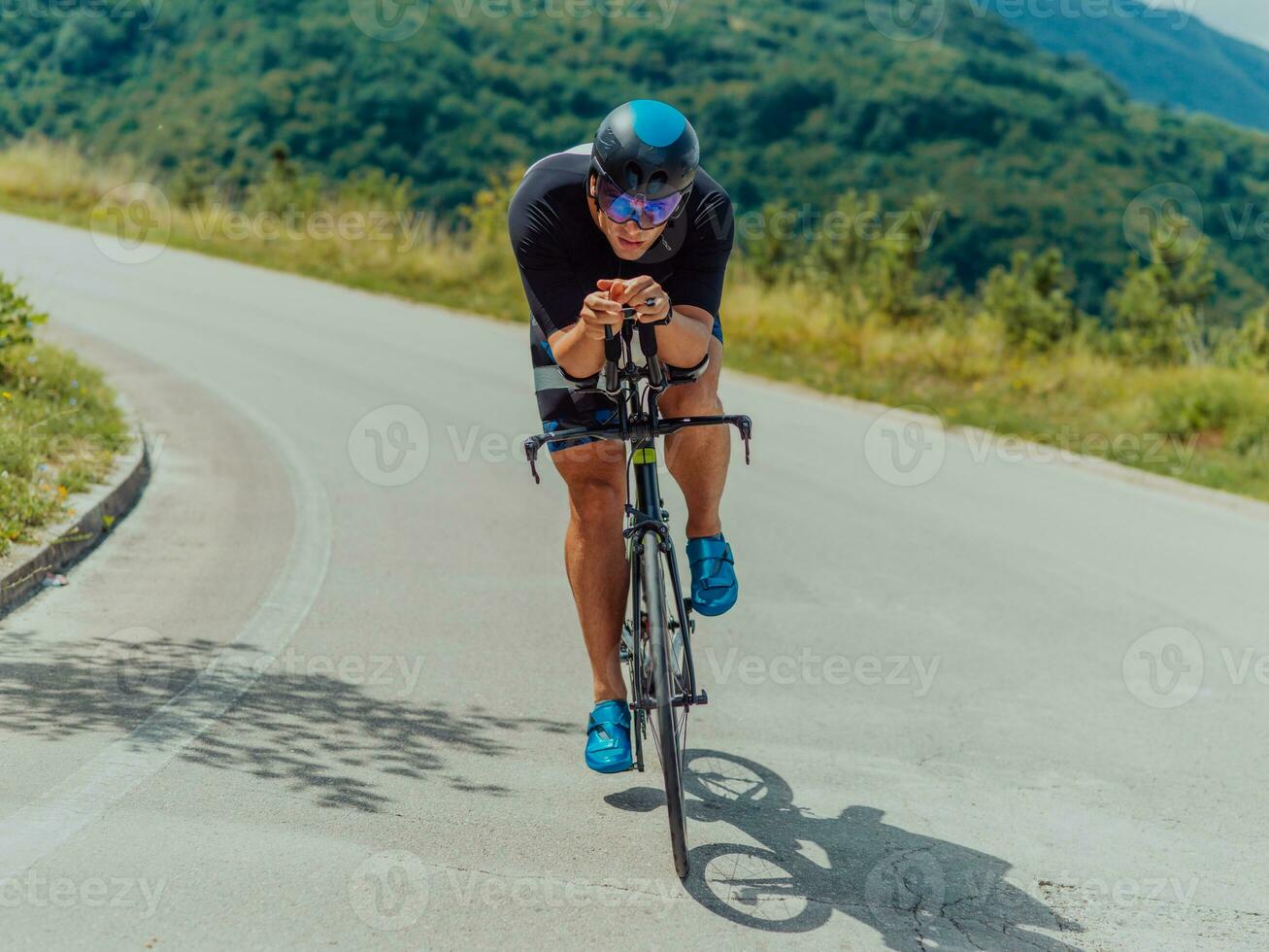 voll Länge Porträt von ein aktiv Triathlet im Sportbekleidung und mit ein schützend Helm Reiten ein Fahrrad. selektiv Fokus foto