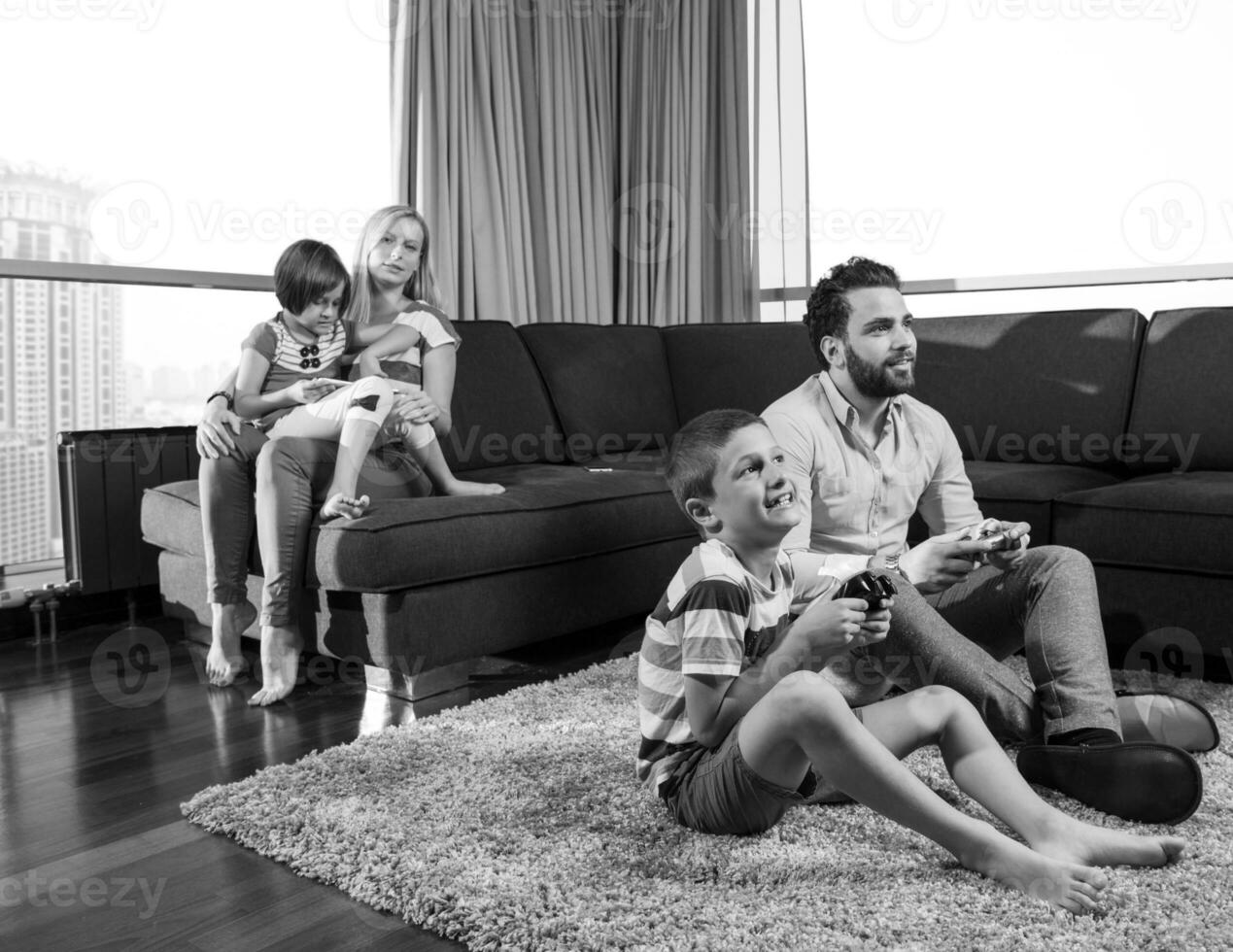 glückliche familie, die ein videospiel spielt foto