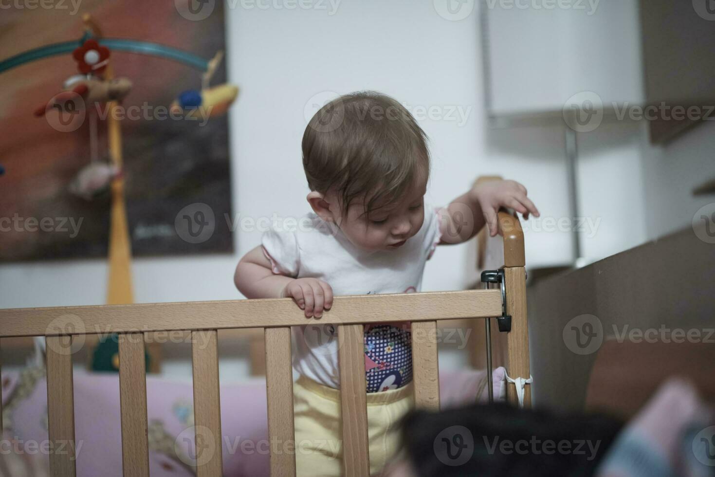 süßes kleines einjähriges baby und macht erste schritte im bett foto