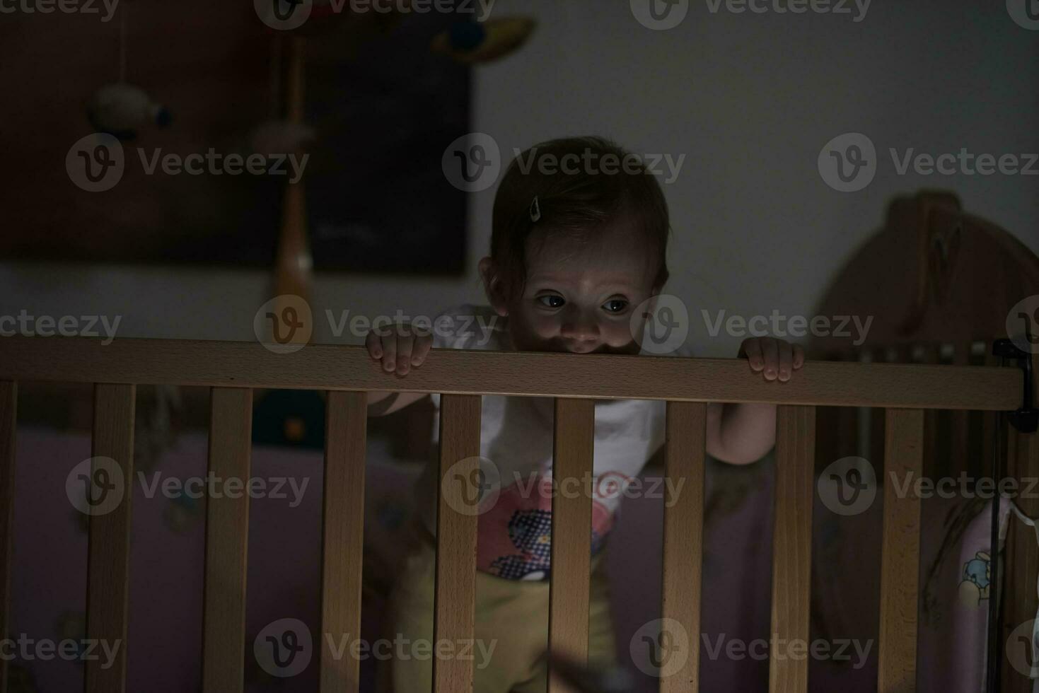 süßes kleines einjähriges baby und macht erste schritte im bett foto