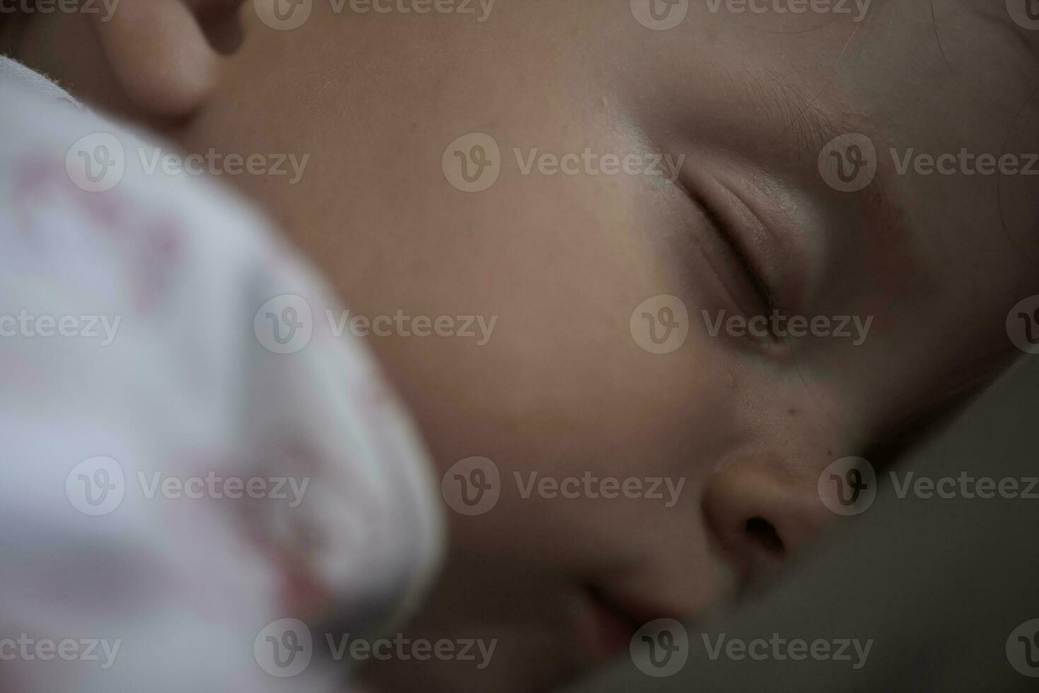 neugeborenes baby, das zu hause im bett schläft foto