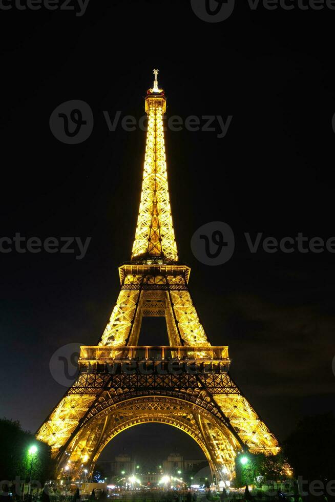 Eiffelturm in Paris bei Nacht foto