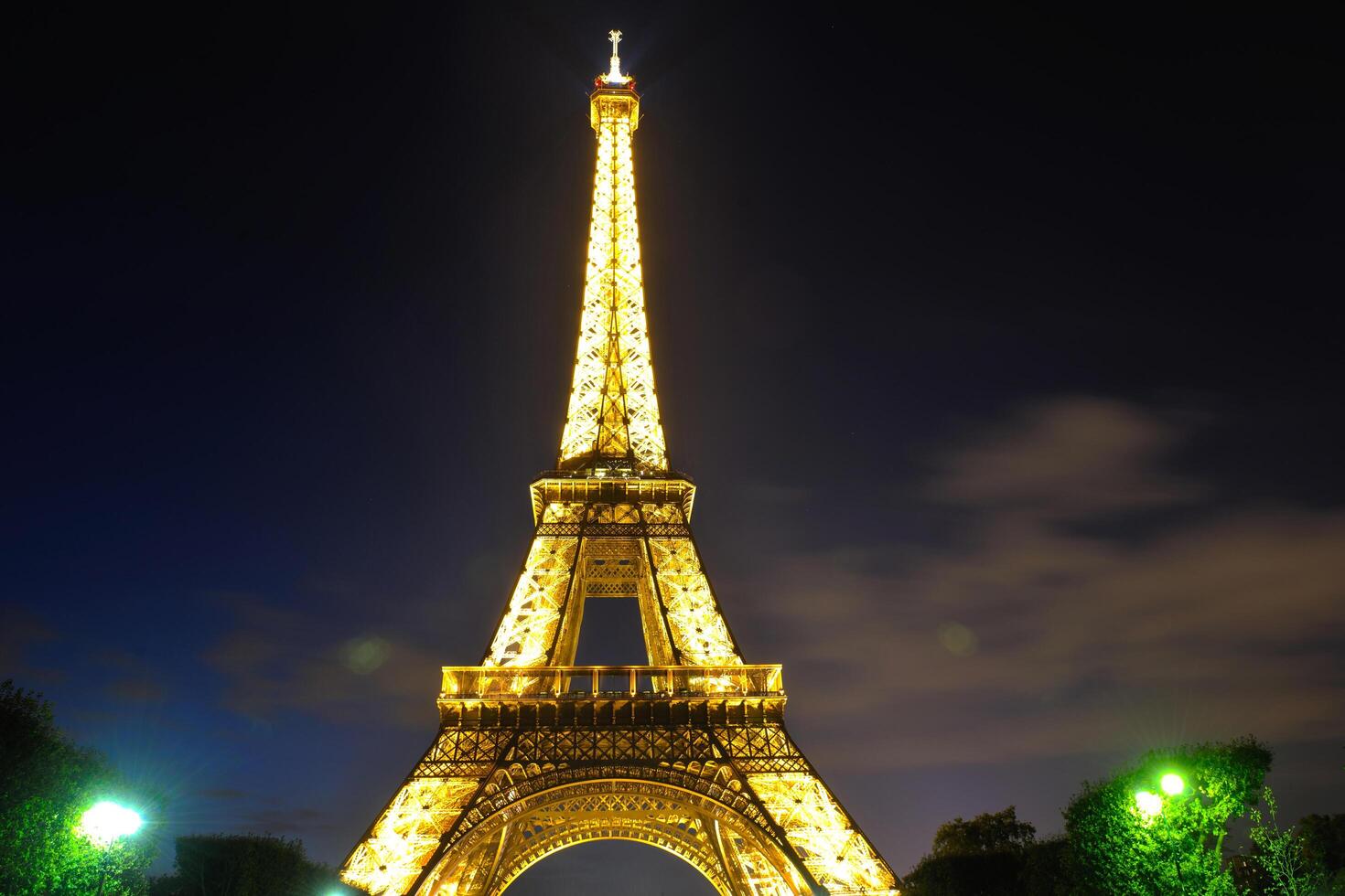 Eiffelturm in Paris bei Nacht foto