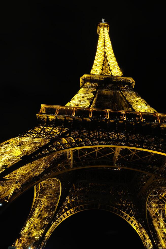 Eiffelturm in Paris bei Nacht foto