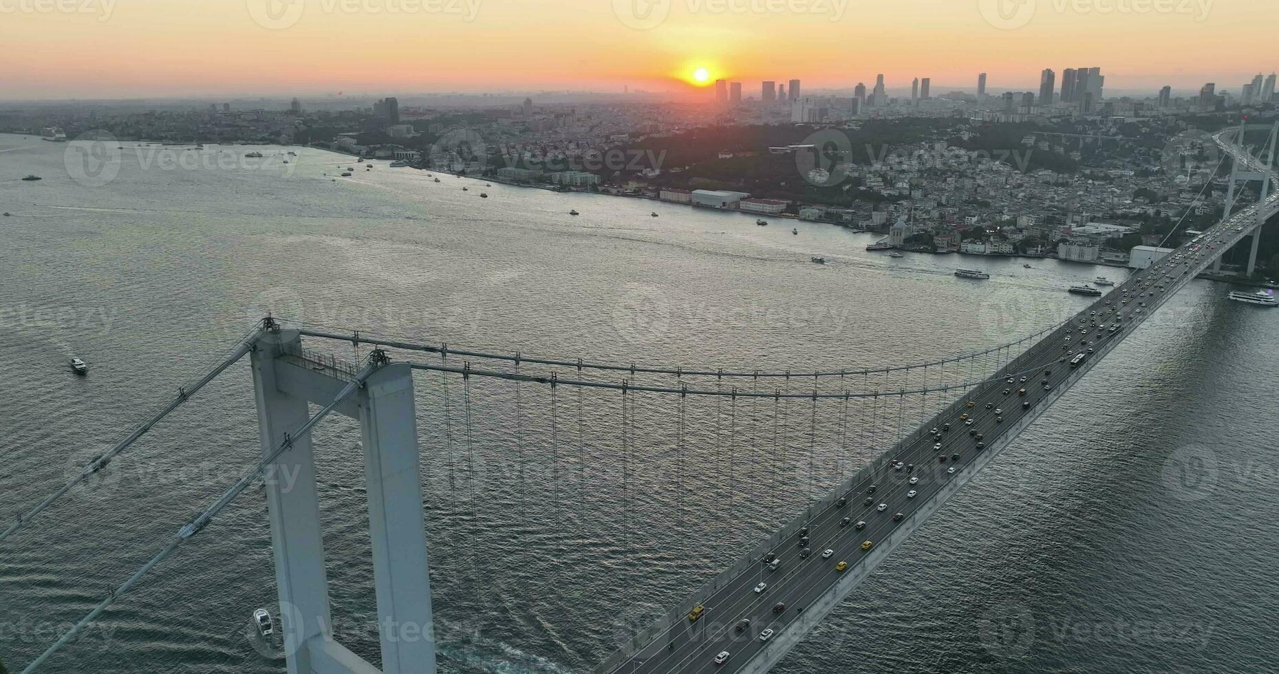 Istanbul Bosporus Brücke und Stadt Horizont im Hintergrund mit Türkisch Flagge beim schön Sonnenuntergang, Antenne rutschen umkreisen und Verfolgung Schuss foto