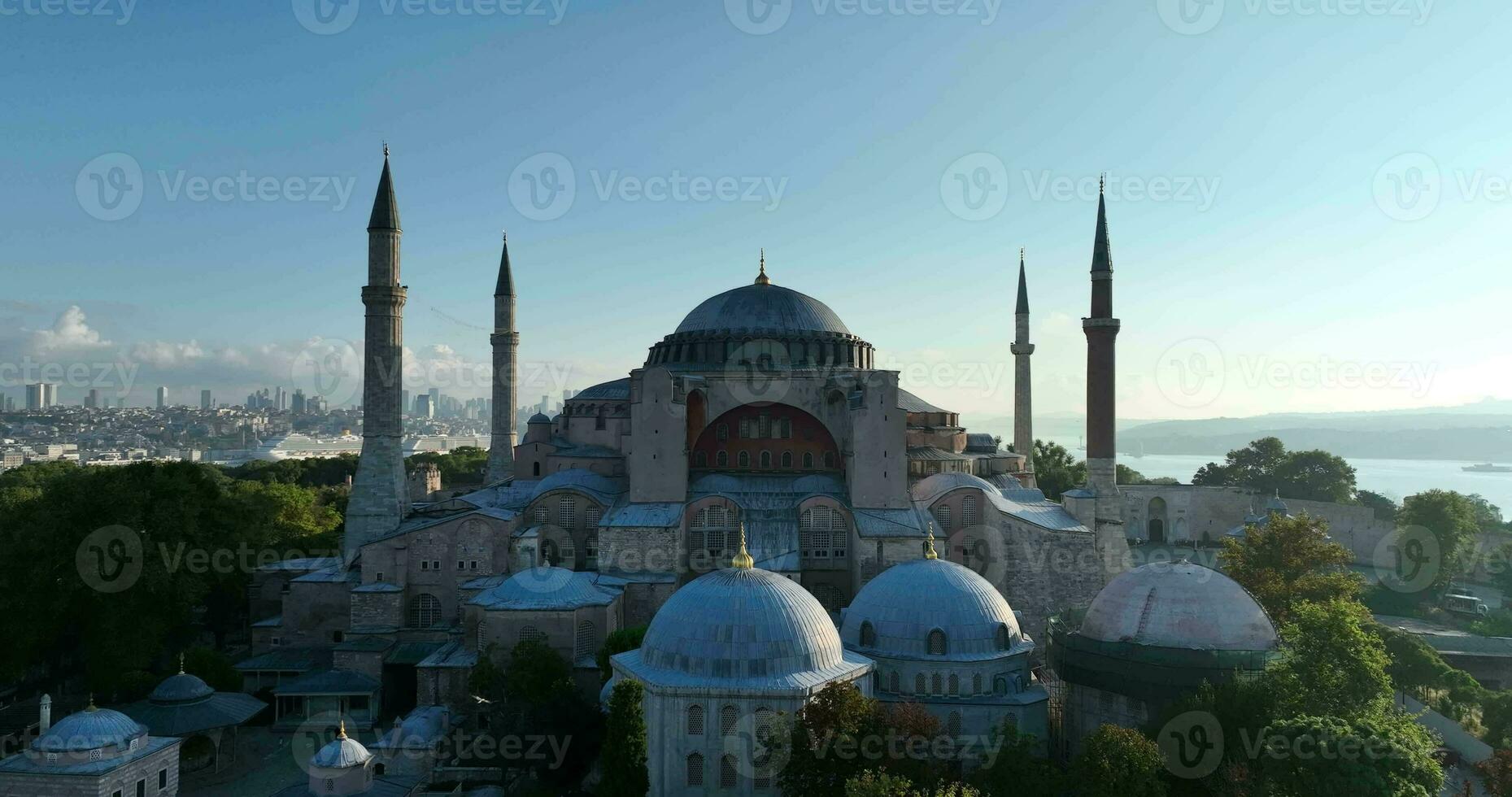 Istanbul, Truthahn. Sultanahmet Bereich mit das Blau Moschee und das Hagia Sophia mit ein golden Horn und Bosporus Brücke im das Hintergrund beim Sonnenaufgang. foto