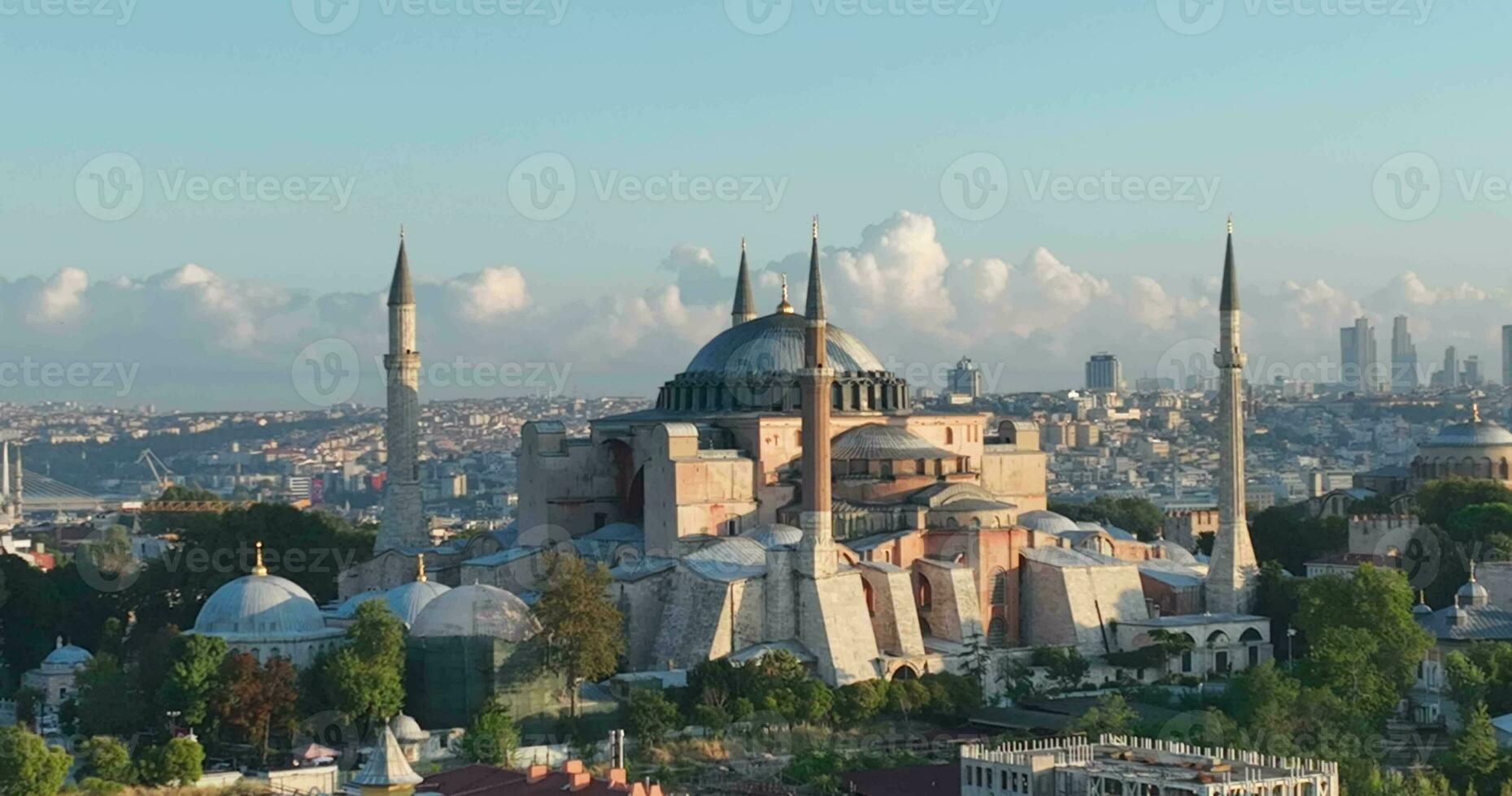 Istanbul, Truthahn. Sultanahmet Bereich mit das Blau Moschee und das Hagia Sophia mit ein golden Horn und Bosporus Brücke im das Hintergrund beim Sonnenaufgang. foto