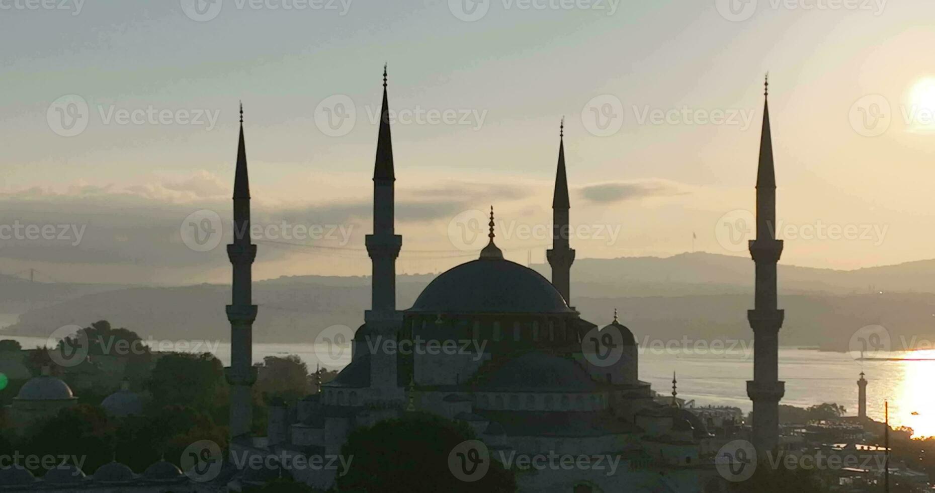 Istanbul, Truthahn. Sultanahmet Bereich mit das Blau Moschee und das Hagia Sophia mit ein golden Horn und Bosporus Brücke im das Hintergrund beim Sonnenaufgang. foto