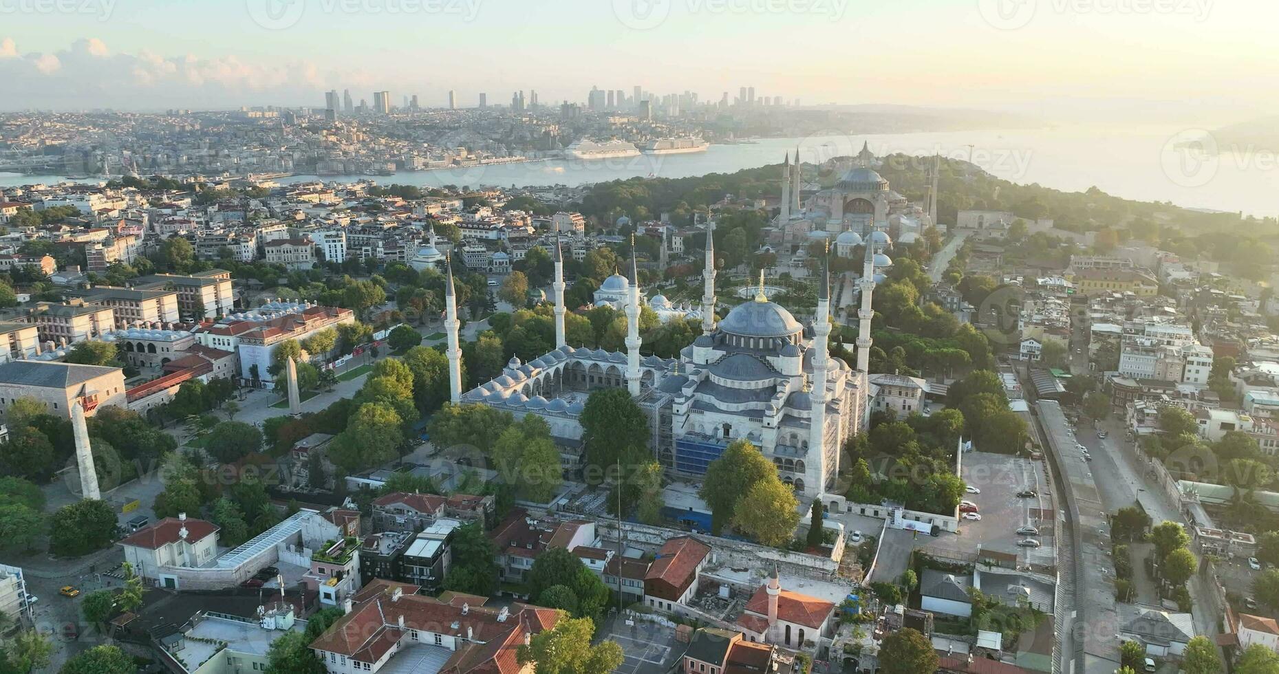 Istanbul, Truthahn. Sultanahmet mit das Blau Moschee und das Hagia Sophia mit ein golden Horn auf das Hintergrund beim Sonnenaufgang. filmisch Antenne Sicht. foto