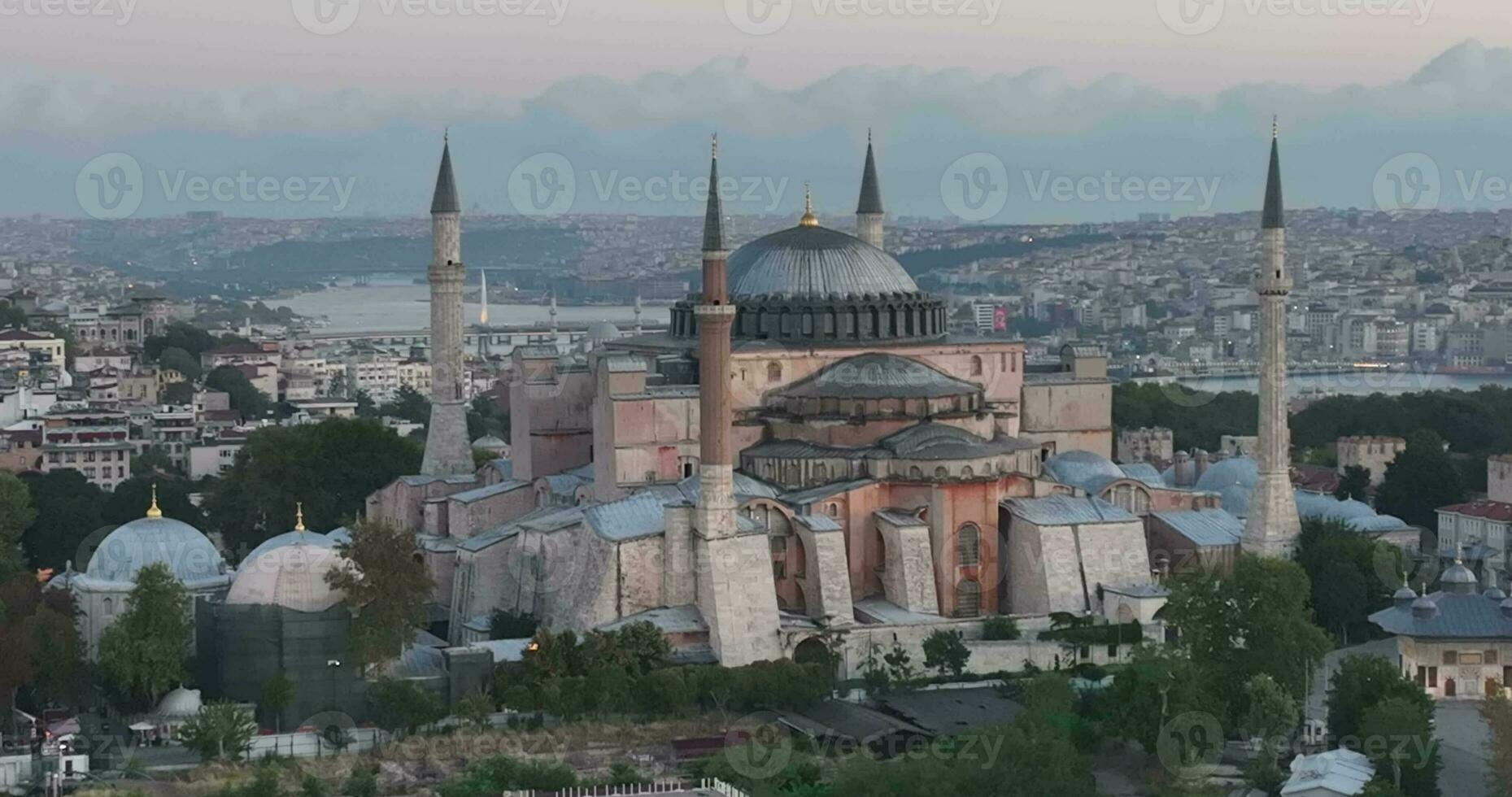 Istanbul, Truthahn. Sultanahmet mit das Blau Moschee und das Hagia Sophia mit ein golden Horn auf das Hintergrund beim Sonnenaufgang. filmisch Antenne Sicht. foto