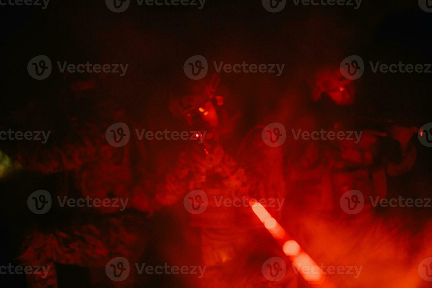 Soldaten Kader im Aktion auf Nacht Mission mit Laser- Sicht Strahl Beleuchtung Militär- Mannschaft Konzept foto