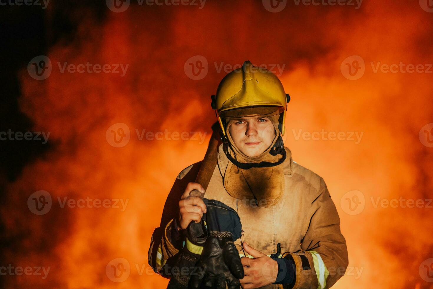 Feuerwehrmann beim Arbeit. Feuerwehrmann im gefährlich Wald Bereiche umgeben durch stark Feuer. Konzept von das Arbeit von das Feuer Bedienung foto