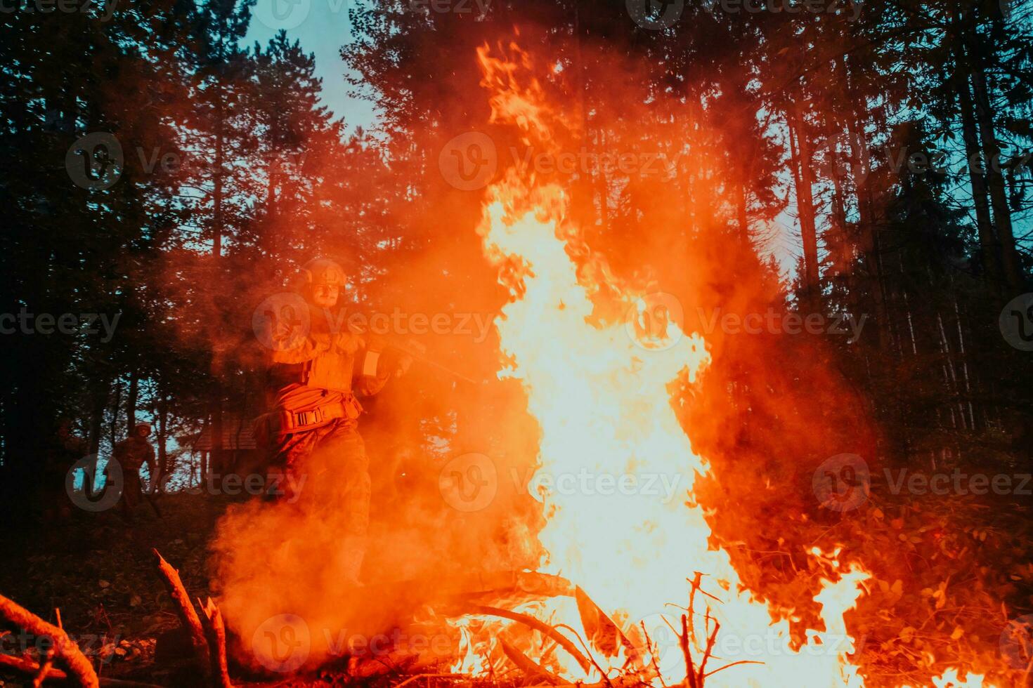 Soldat im Aktion beim Nacht im das Wald Bereich. Nacht Zeit Militär- Mission Springen Über Feuer foto