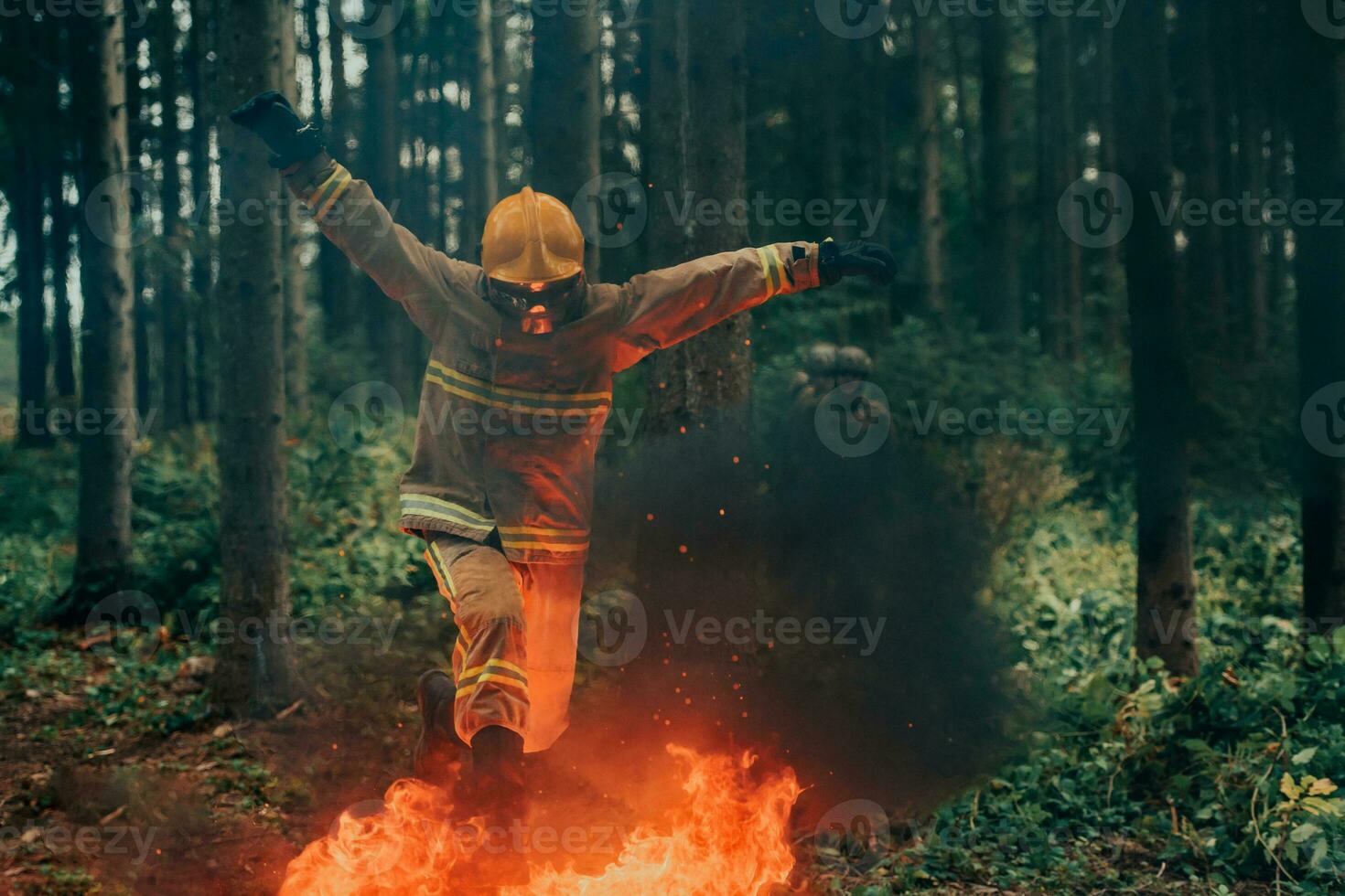 Feuerwehrmann Held im Aktion Achtung Springen Über Feuer Flamme zu Rettung und speichern foto