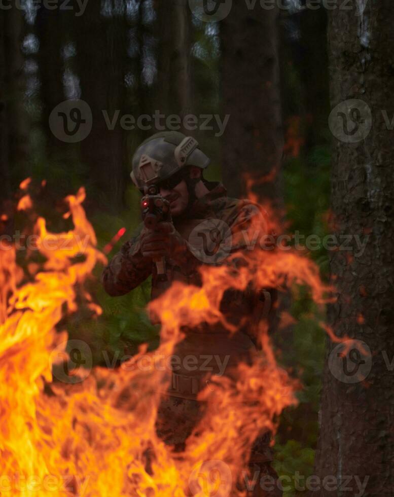 soldat in aktion, der auf waffenlaservisieroptik abzielt foto