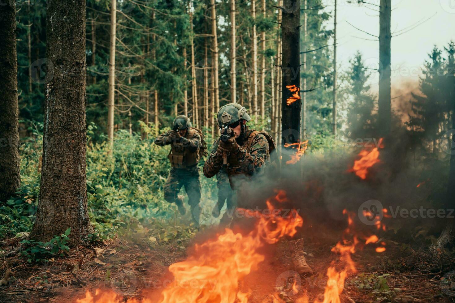 modern Krieg Soldaten umgeben durch Feuer Kampf im dicht und gefährlich Wald Bereiche foto