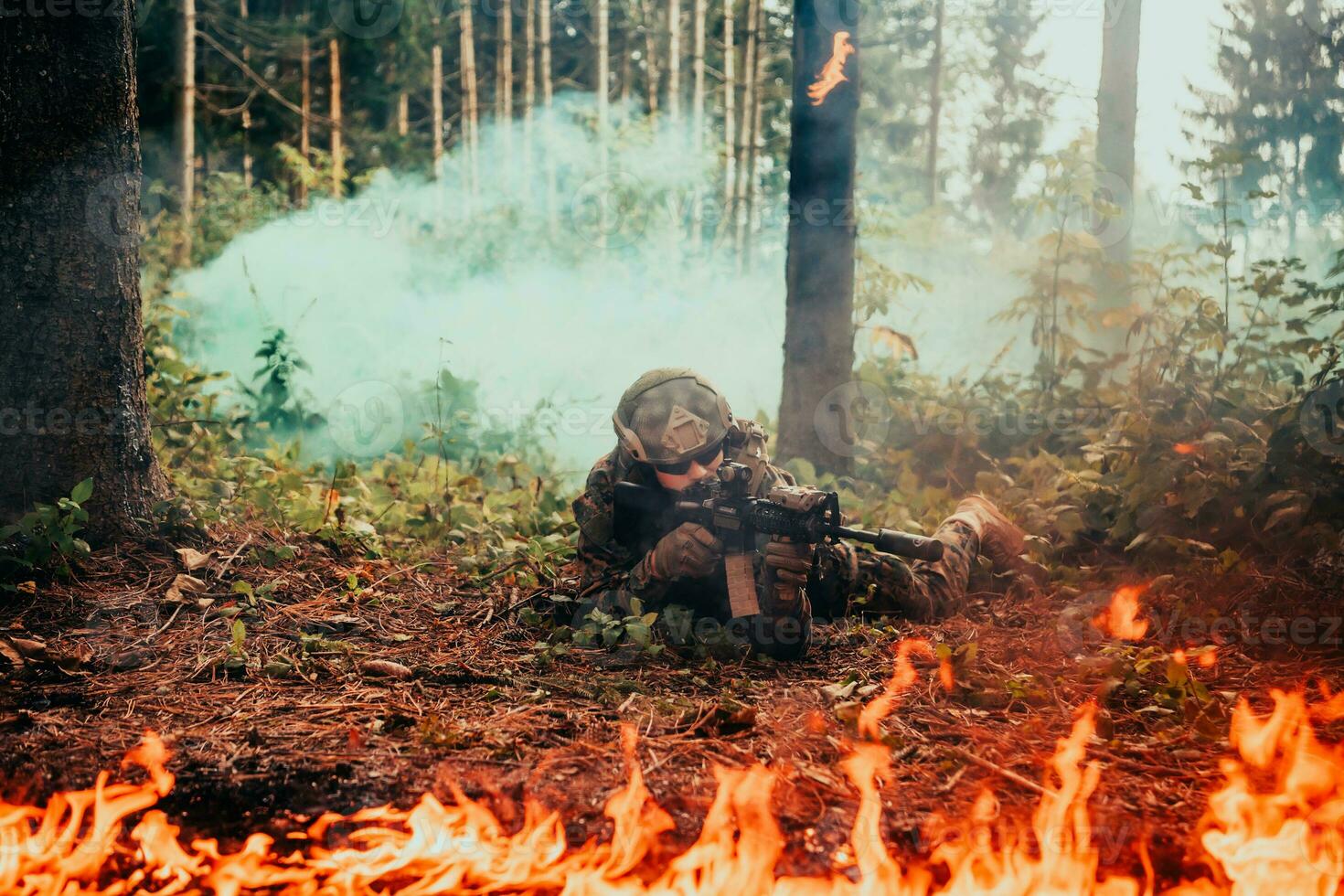 modern Krieg Soldat umgeben durch Feuer, Kampf im dicht und gefährlich Wald Bereiche foto