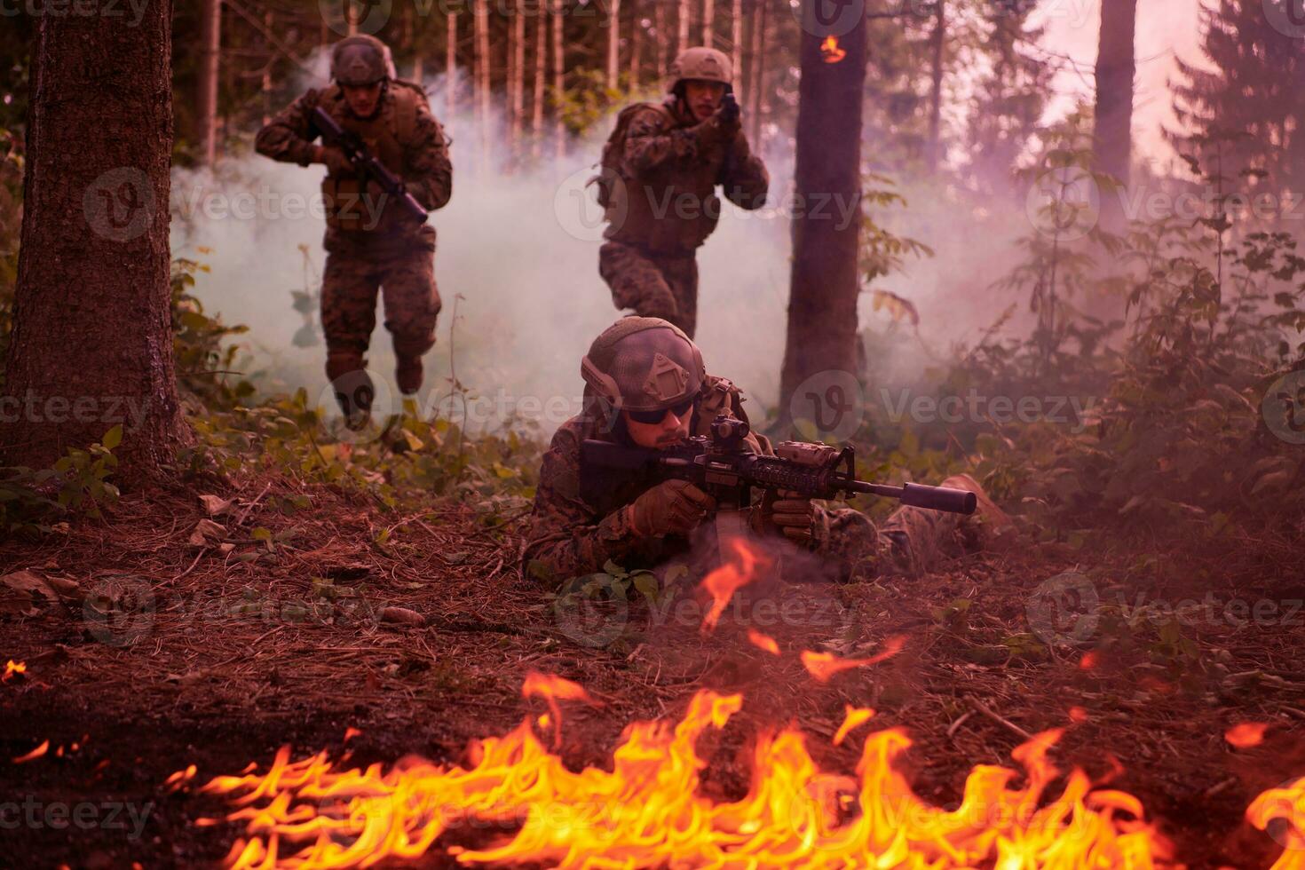 Soldatentrupp der modernen Kriegsführung im Kampf foto