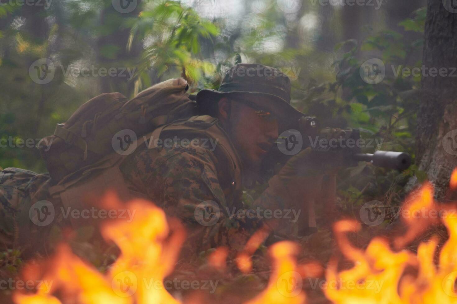 soldat in aktion, der auf waffenlaservisieroptik abzielt foto