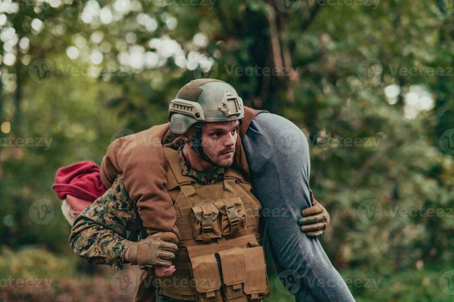 Soldat Rettung Zivilist Frau im Schlacht und geben medizinisch Unterstützung Hilfe und Hilfe foto