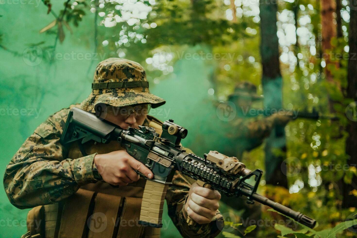 Schlacht von das Militär- im das Krieg. Militär- Truppen im das Rauch foto