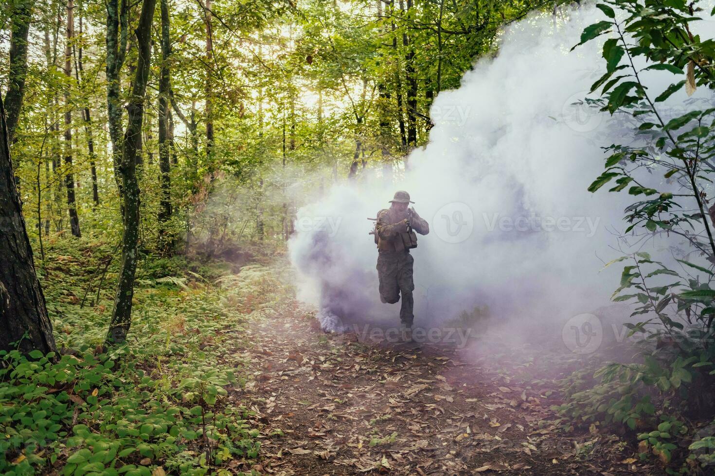 Schlacht von das Militär- im das Krieg. Militär- Truppen im das Rauch foto