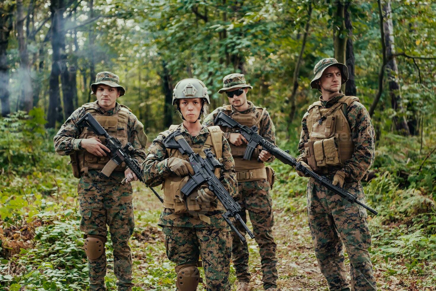 modern Krieg Soldaten Kader Laufen im taktisch Schlacht Formation Frau wie ein Mannschaft Führer foto
