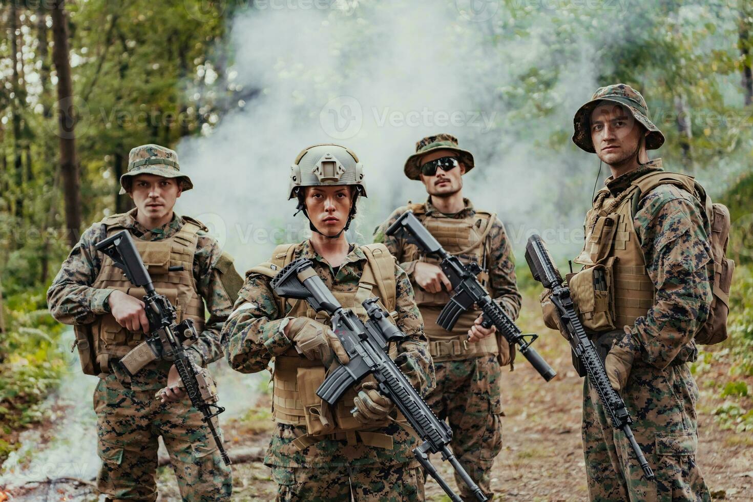 modern Krieg Soldaten Kader Laufen im taktisch Schlacht Formation Frau wie ein Mannschaft Führer foto